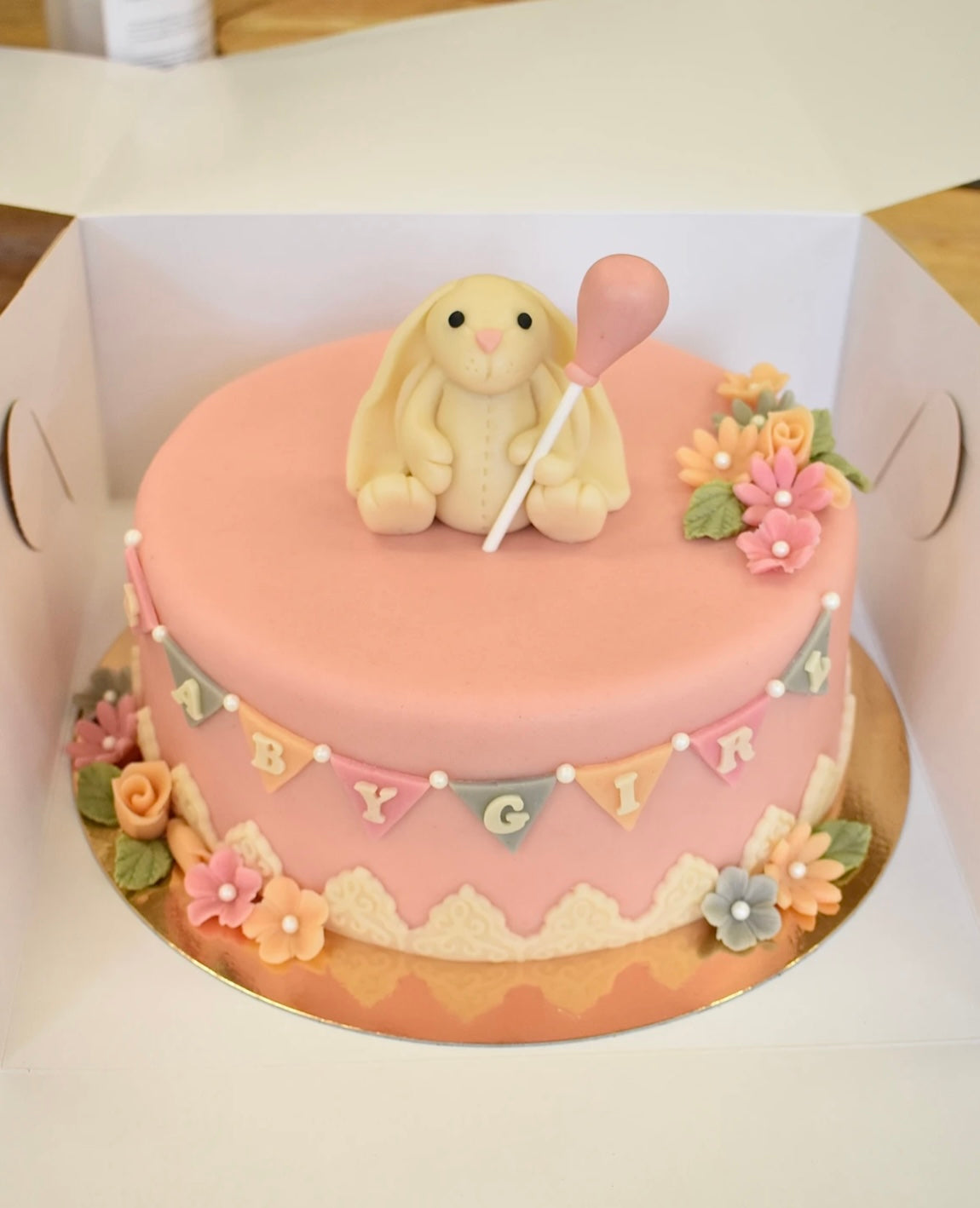 Rosa tårta m. kanin & vimpel