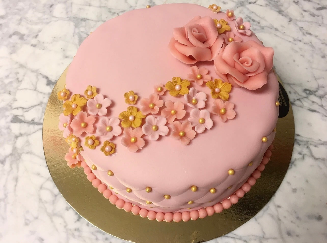 Tårta m. rosa & guld blommor
